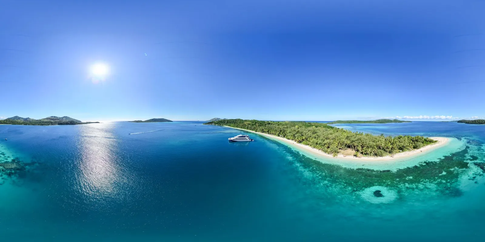 Luftaufnahme der Blue Lagoon, das Schiff liegt vor Nanuya Lailai vor Anker