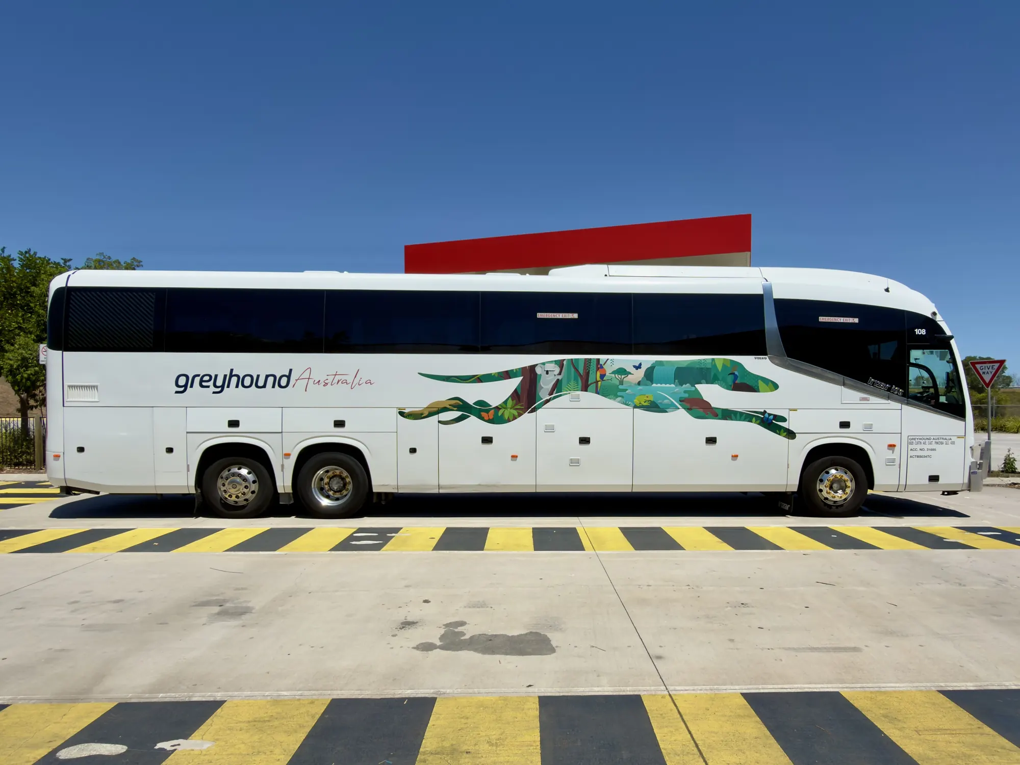 Ein Bus von Greyhound Australia an einer Haltestelle auf dem Land