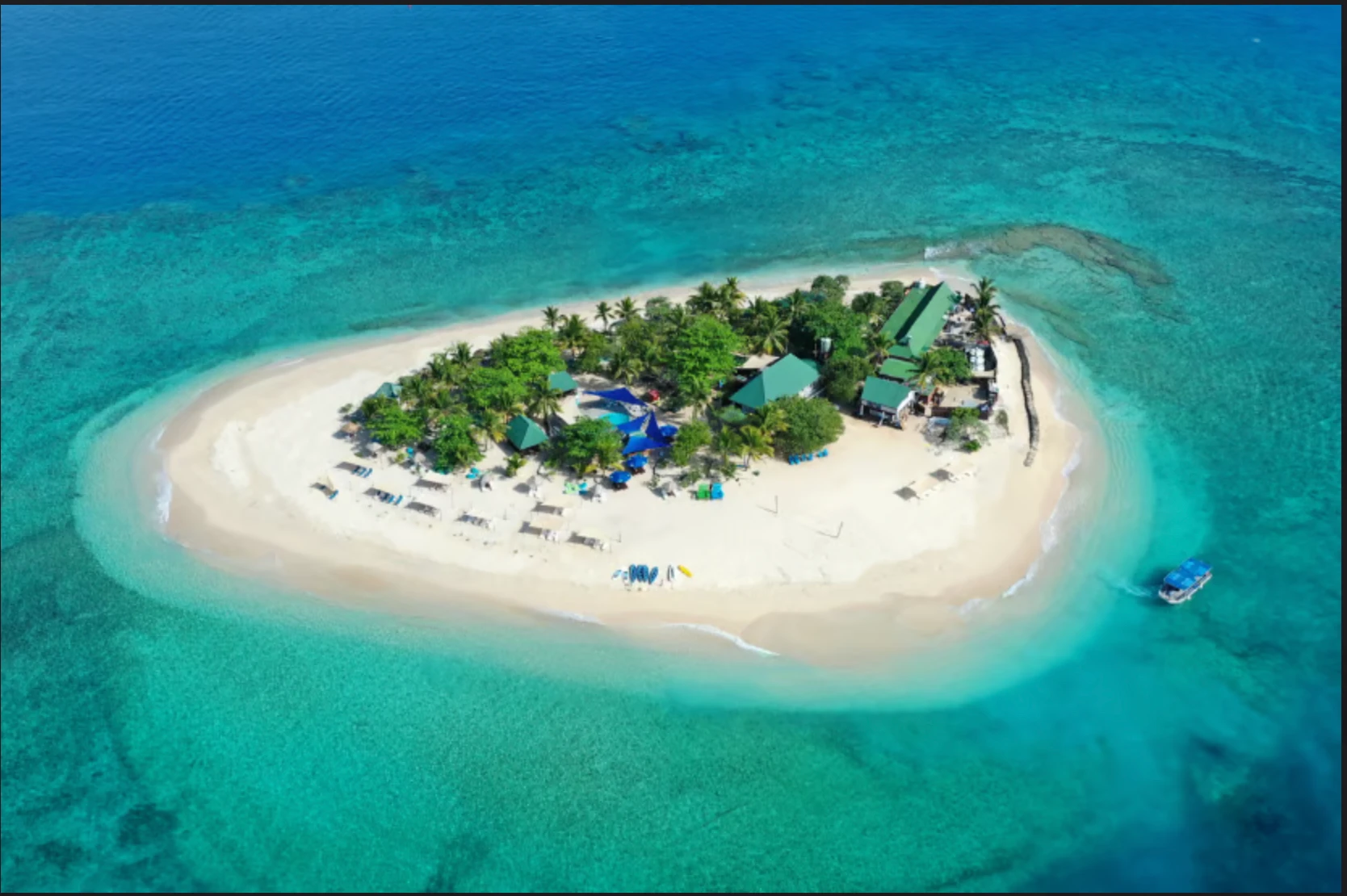 Luftaufnahme einer kleinen Fidschi-Insel, umgeben von weißem Sand und türkisfarbenem Riff