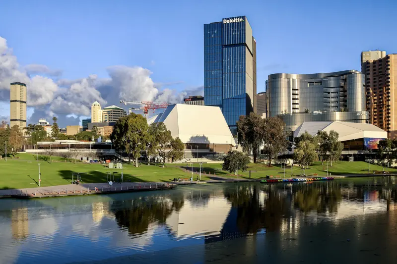 Die Skyline von Adelaide über dem River Torrens