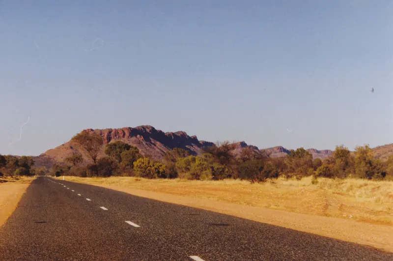 Die Straße in die MacDonnell Ranges, Alice Springs