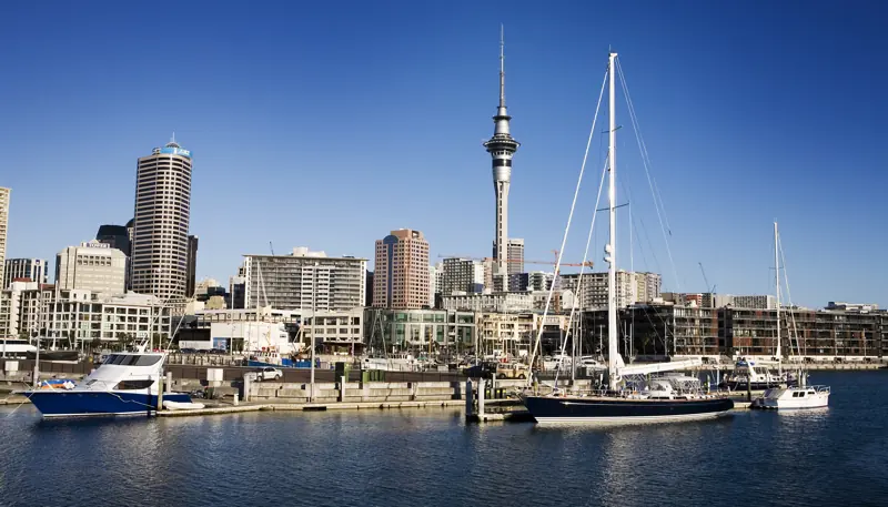 Viaduct Harbour und der Sky Tower, Auckland