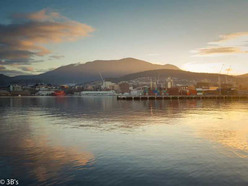 Hobarts Hafen unterhalb von kunanyi/Mt Wellington