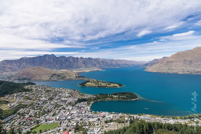 Queenstown und Lake Wakatipu von oben