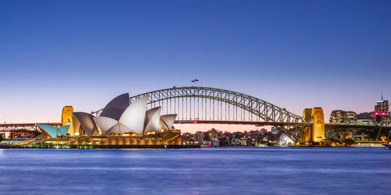 Sydney Opera House und Harbour Bridge in der Abenddämmerung