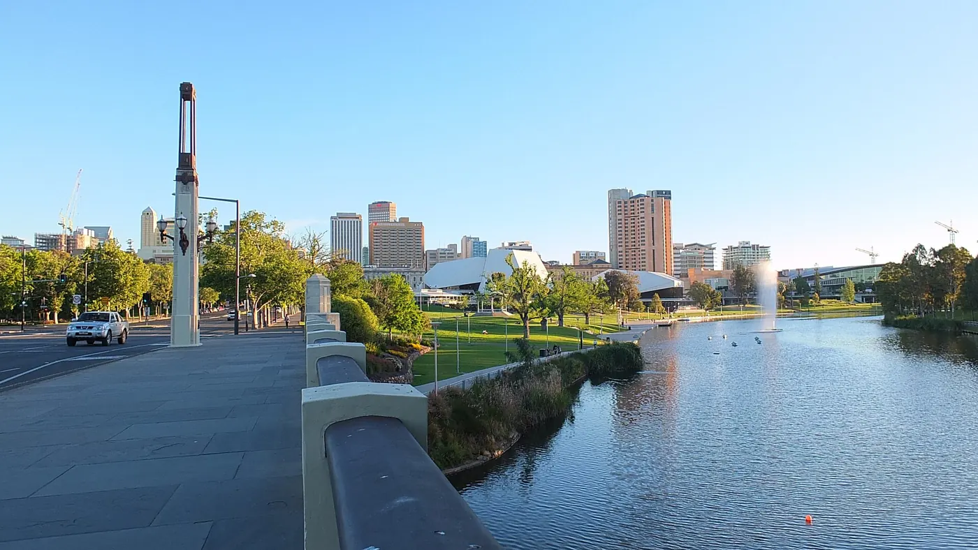 Skyline von Adelaide über dem River Torrens