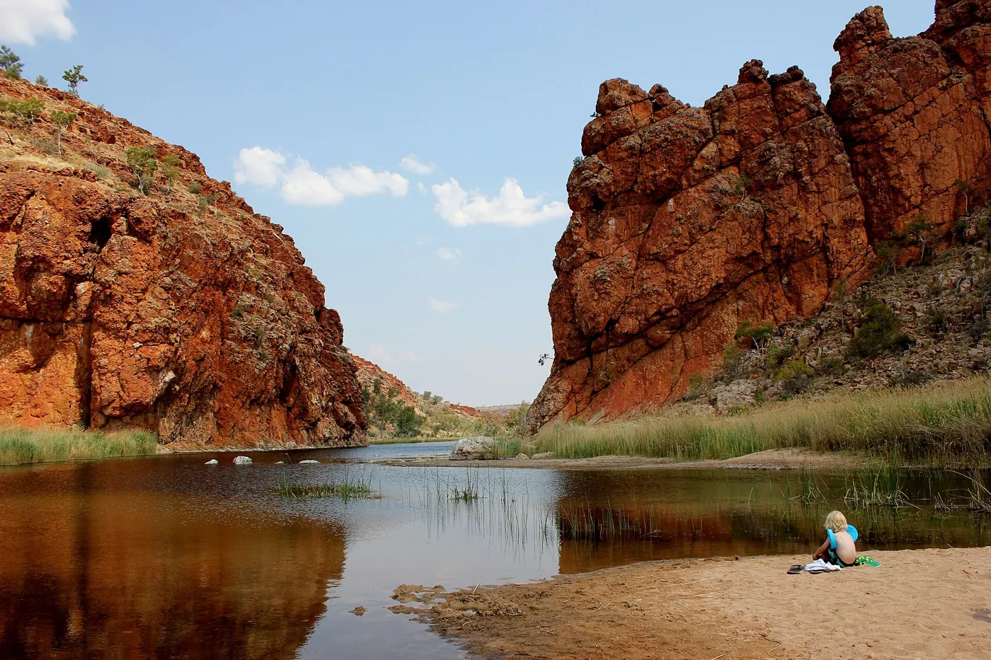 Wasserloch und rote Klippen in den West MacDonnell Ranges