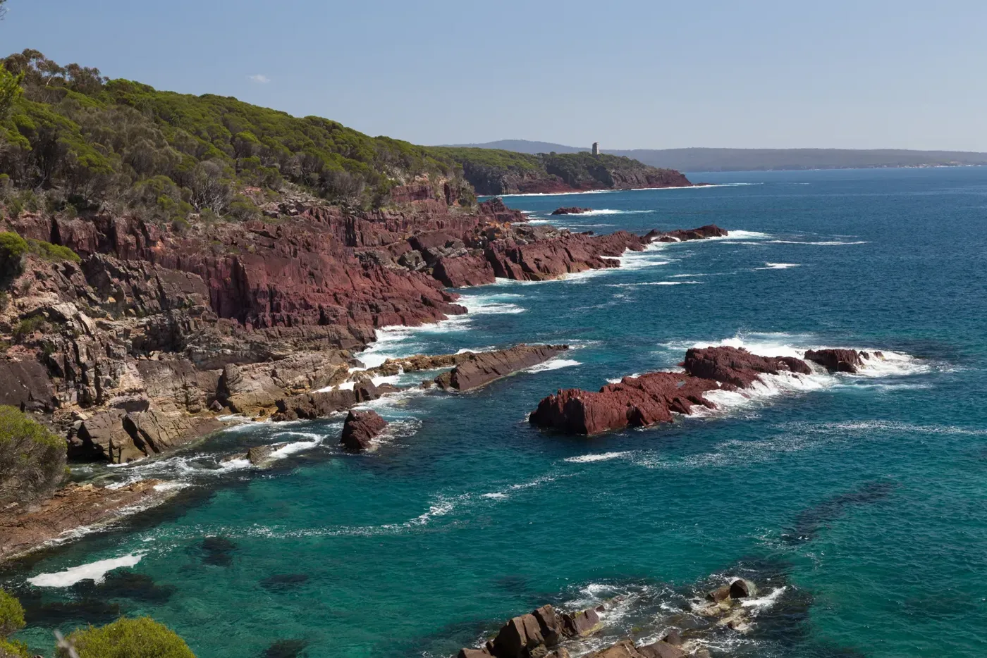 Rote Felsen und klares Wasser unterhalb des Boyds Tower im Beowa National Park bei Eden