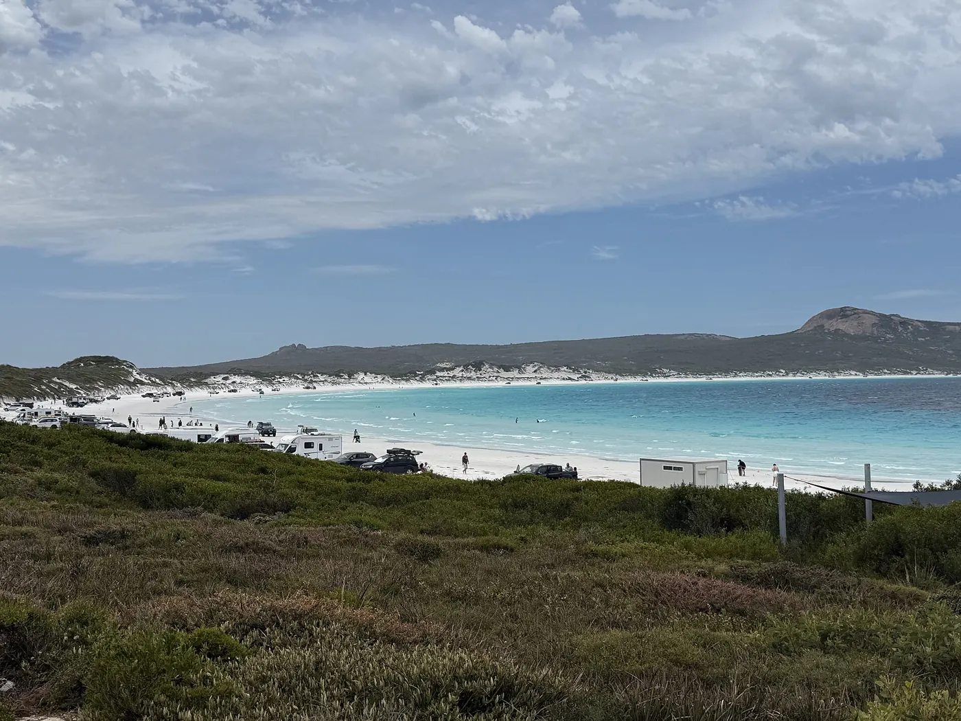 Weißer Sand und türkisfarbenes Wasser in der Lucky Bay, Cape Le Grand