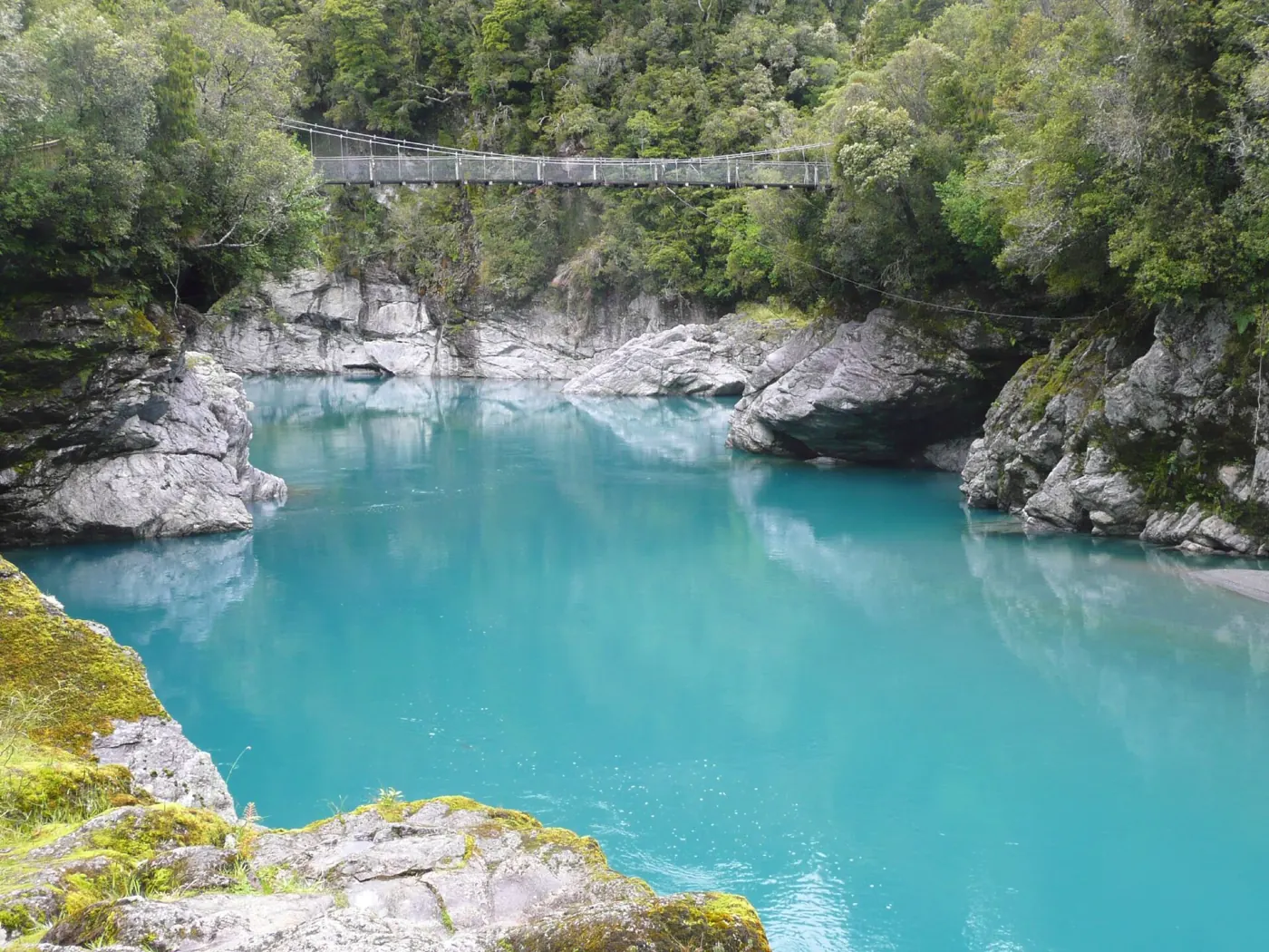 Türkisfarbenes Wasser in der Hokitika Gorge