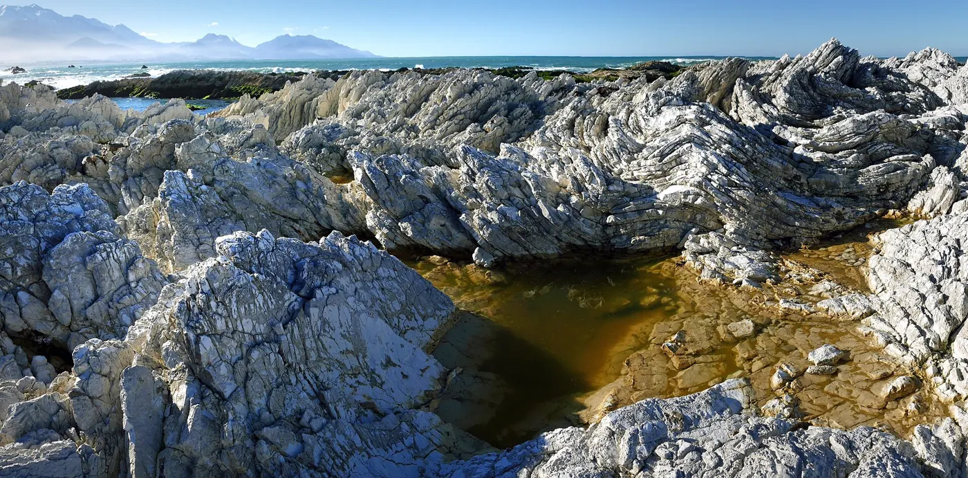 Felsküste und Berge in Kaikōura