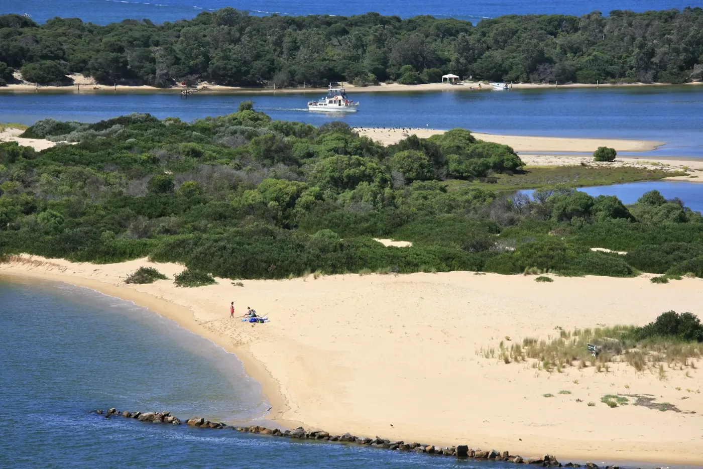 Sandbänke, wo die Gippsland Lakes bei Lakes Entrance aufs Meer treffen