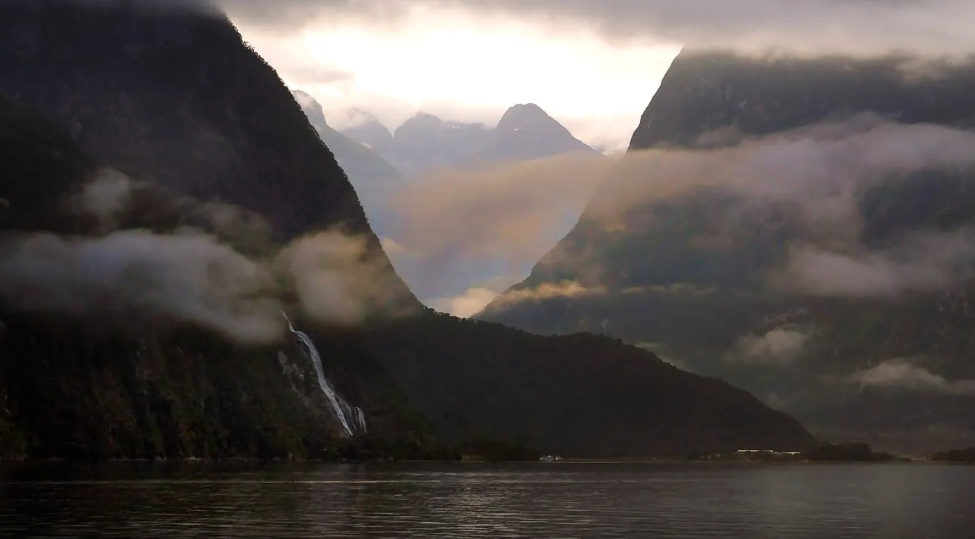 Nebel über den Gipfeln am Milford Sound