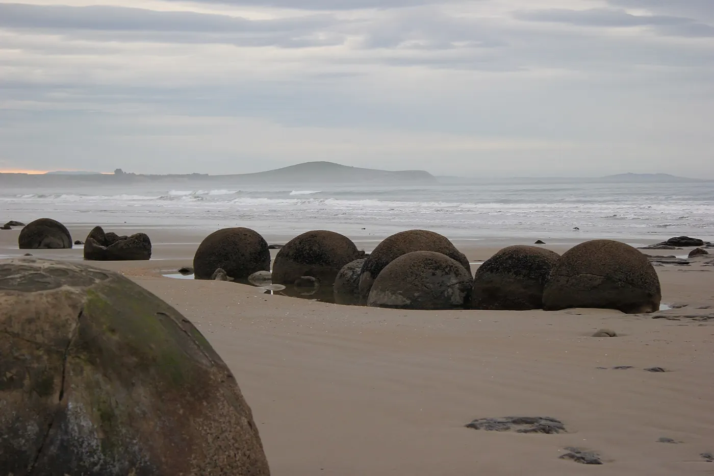 Die Moeraki Boulders bei Ebbe
