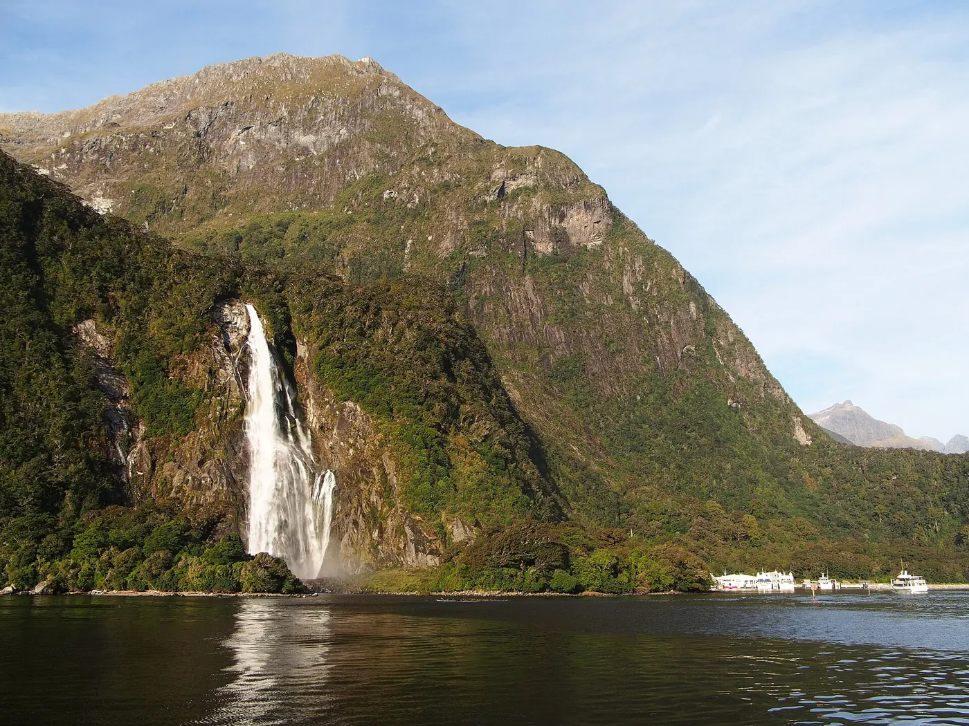 Wasserfall und Gipfel im Milford Sound