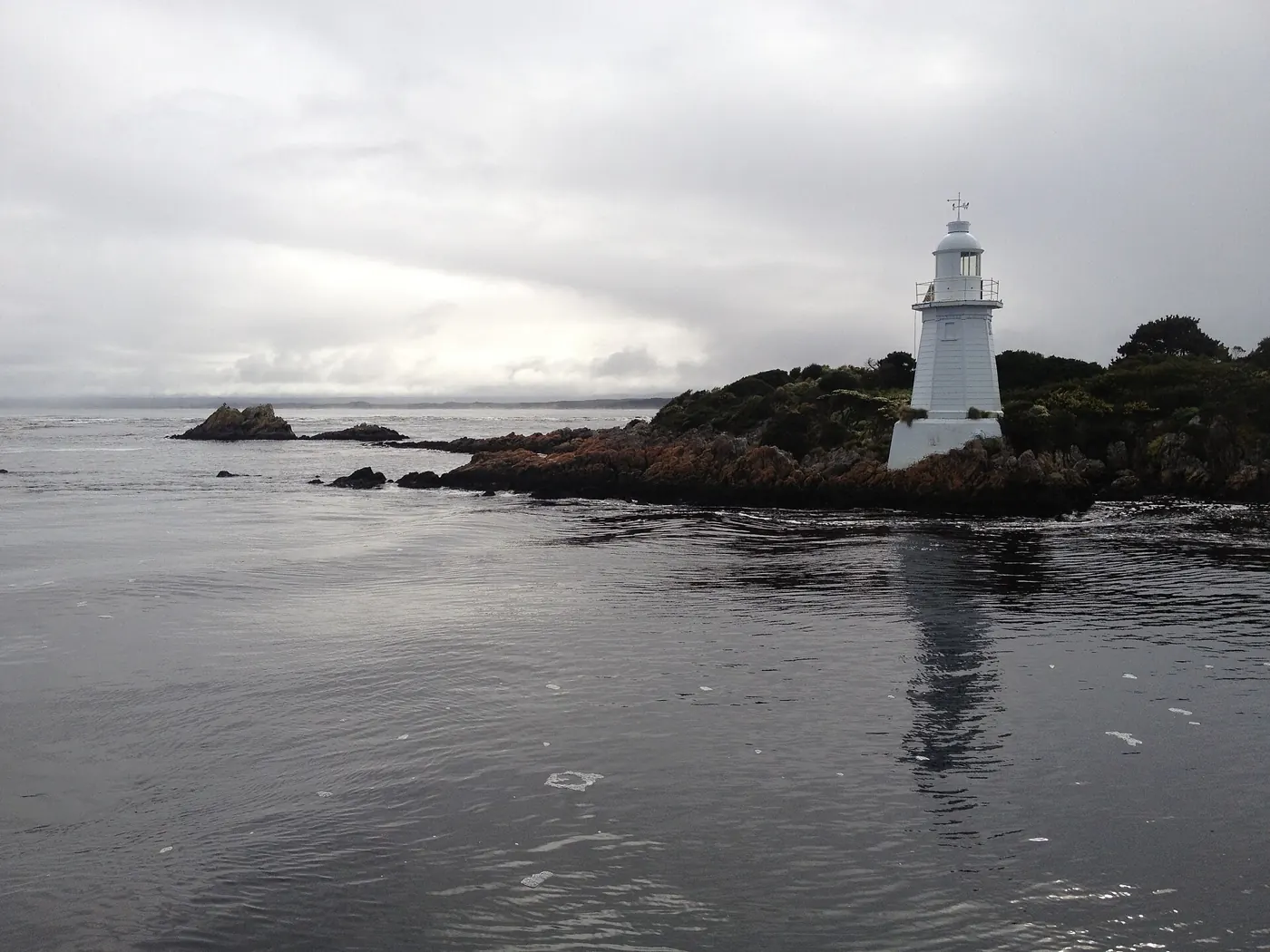 Leuchtturm auf Entrance Island im Macquarie Harbour bei Strahan