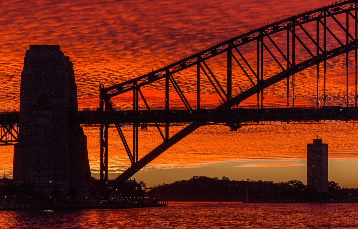 Die Sydney Harbour Bridge als Silhouette bei Sonnenaufgang