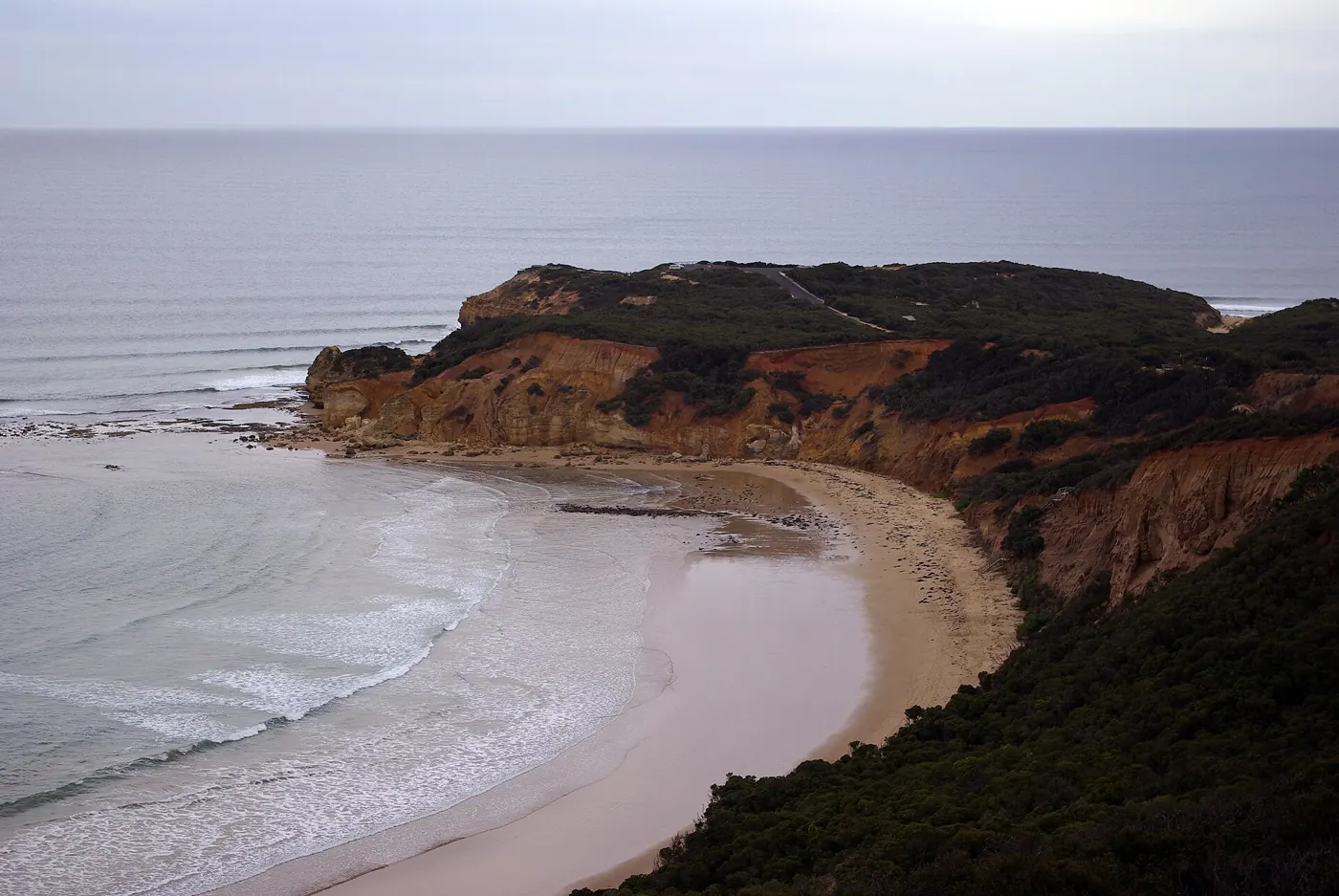 Klippen und Brandung am Bells Beach bei Torquay