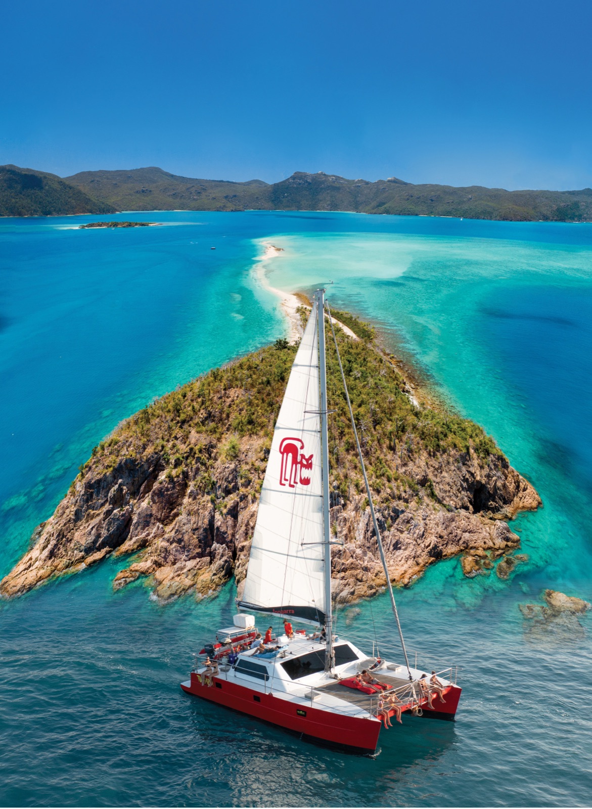 Segelboot vor einer Insel in den Whitsundays