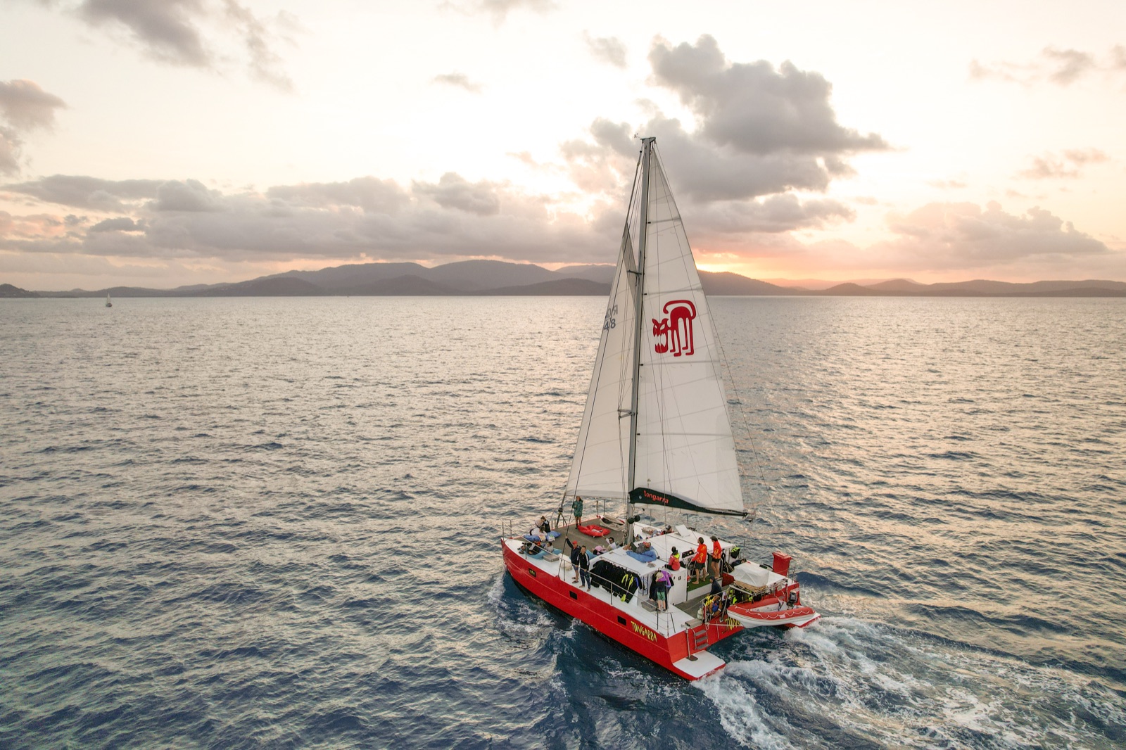 Segelboot im Sonnenuntergang in den Whitsundays